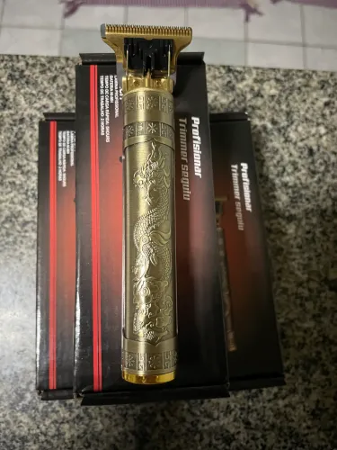 Maquininha de cortar cabelo e barba Profissional T9 - Recarregável