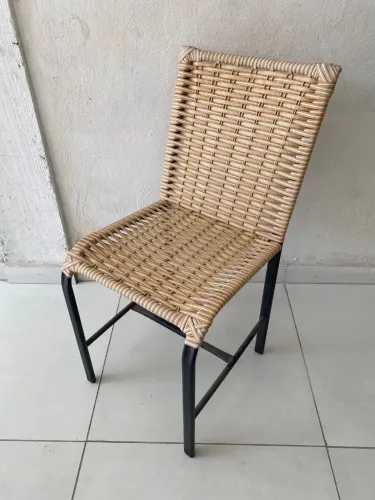 Cadeira de vime com estrutura de metal