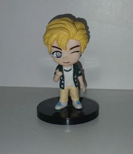 BONECO MINIATURA BTS JIN COLADO NA BASE