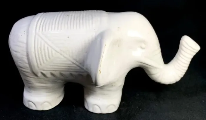 Linda e imponente escultura possivelmente africana cerâmica vitrificada elefante tribal *
