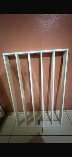 Expositor de parede em MDF branco (esmaltes)