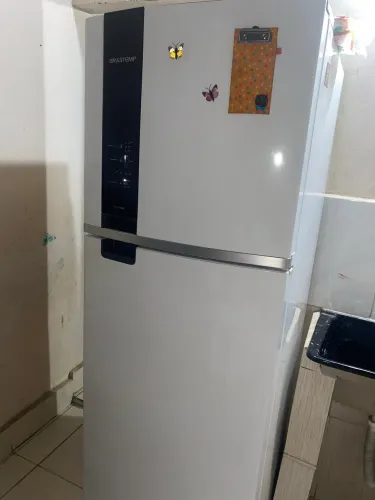 uma geladeira Brastemp Frost Free Duplex, caracterizada pelo seu design branco