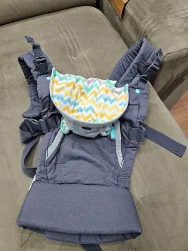 Canguru Ergonômico Cuddle Up com capuz da marca Infantino