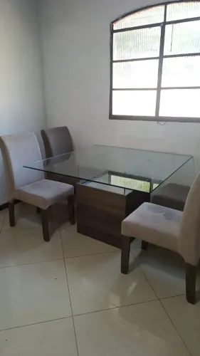 Mesa de jantar com tampo em vidro 