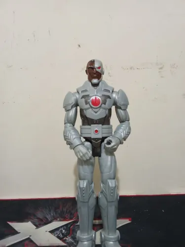 Boneco DC Cyborg 30cm