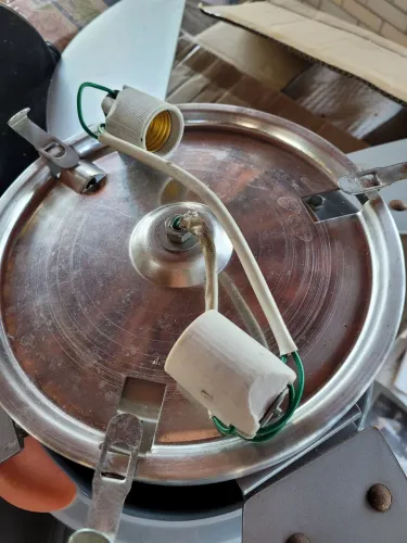 Ventilador de teto com 3 pás.