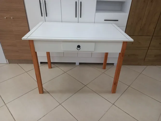 Mesa com. Gaveta nova montada 