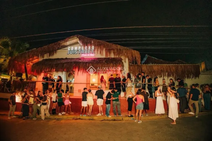 Estrutura Comercial à Venda na Praia do Rosa - Pronta para Operação