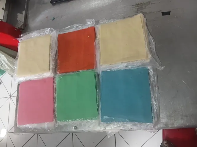 Vendo massa de pastel caseira de coloridas saborizadas, o cliente é que diz como quer