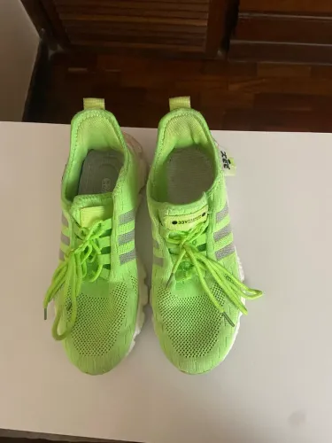 Tênis adidas verde florescente