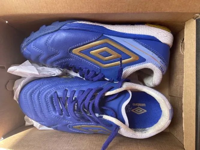 Chuteira umbro adamant