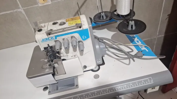 Máquina de costura overloque