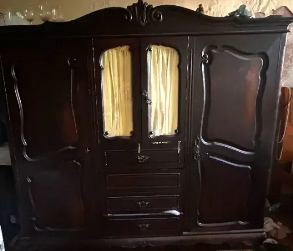 Guarda- roupa de jacarandá estilo chipandelle com 4 portas