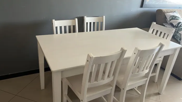 Mesa de madeira Tokstock com 6 cadeiras