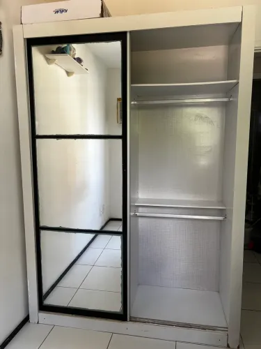 Vende-se guarda-roupa usado cor branco 2.19 de altura 1,56 de comprimento 63 cm de largura