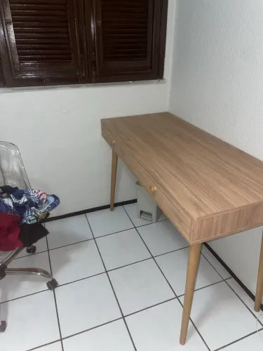 Mesa de Escritório em MDF Amadeirado com 2 Gavetas - Excelente Estado