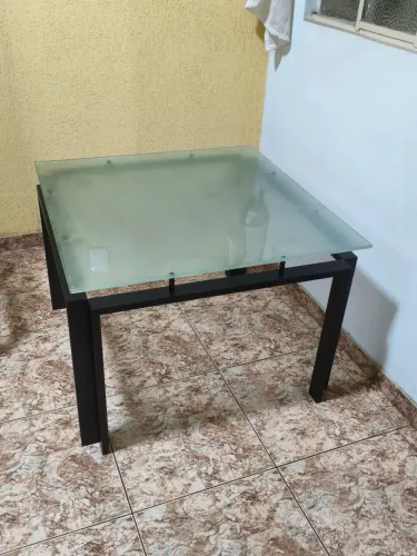 Mesa de Centro Moderna com Tampo de Vidro Fosco e Base de Aço Preta