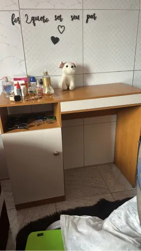 Vende-se ou troco penteadeira nova sem marca de uso .