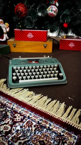 Máquina de escrever funcionando mas com detalhes 