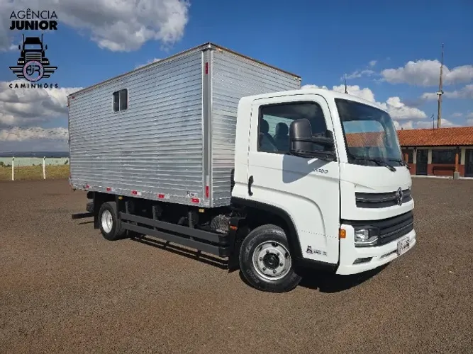 VW 11180 ano 2024 Baú Oficina Gascom / único dono / apenas 26.000 km.