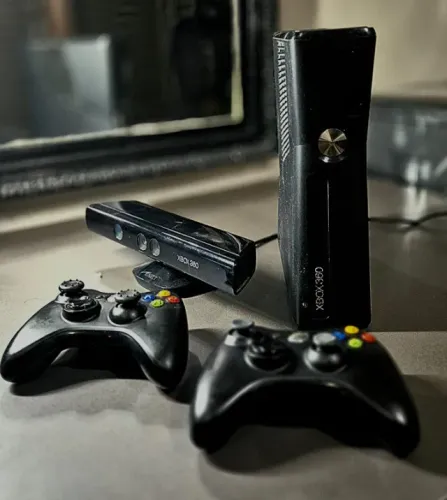 Xbox 360 RGH desbloqueado + Kinect + HD 2TB + 2 joystics