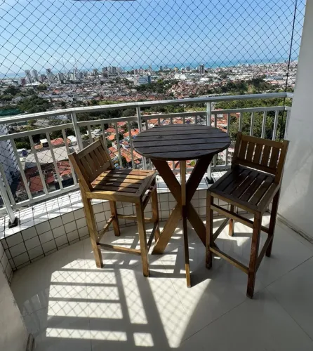 Mesa de madeira com 2 cadeiras