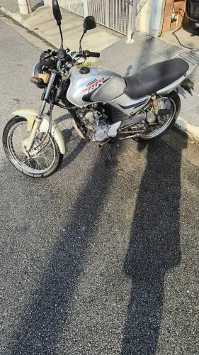 Moto YBR 125 E Prata