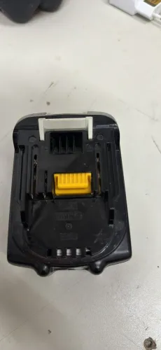 bateria de íons de lítio da Makita, com 18V e 3.0Ah,
