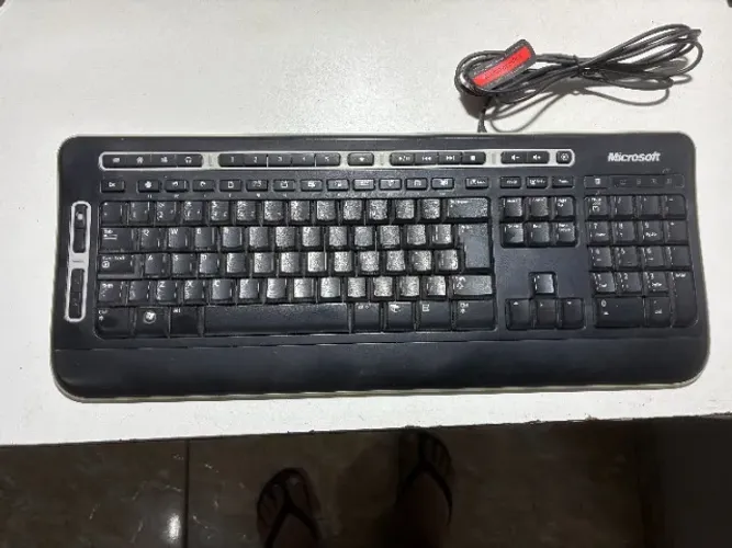 Teclado Microsoft com fio.