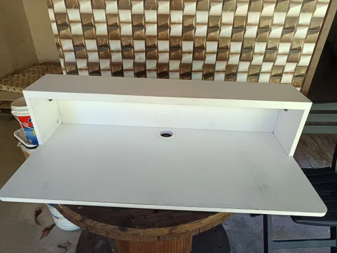 Mesa escrivaninha de parede.