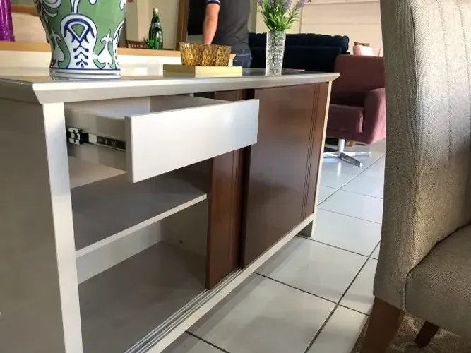 Buffet com tampo de vidro