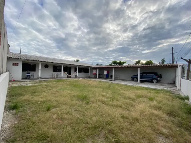 Casa com terreno amplo à venda e financiável em Matinhos
