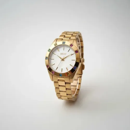 Relógio DKNY Jitney NY8661 dourado com mostrador em madrepérola e bisel cravejado de pedra