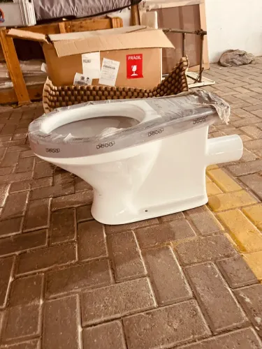Vaso sanitário Deca branco, bacia convencional com saída horizontal