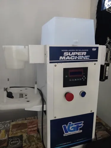 Vendo máquina de salgados semi nova.Usada no máximo 5 oou 6 vezes.