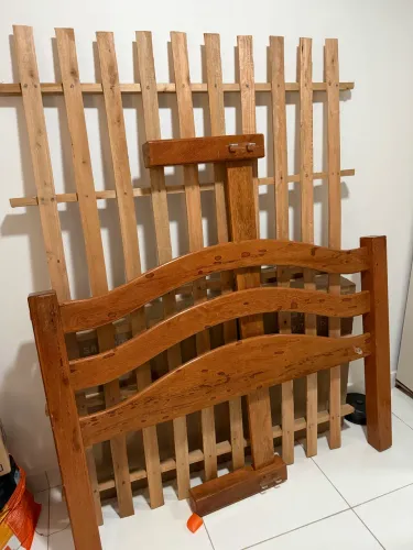 Vende-se cama de casal de madeira