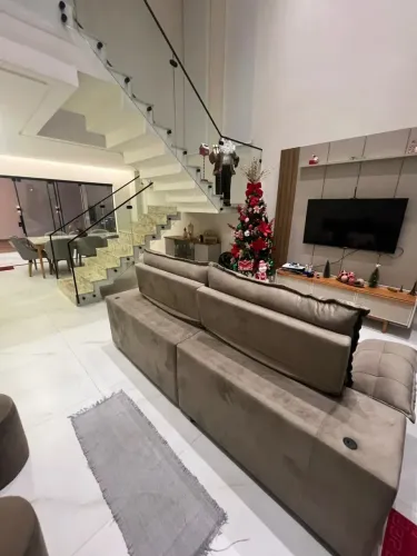 CONDOMÍNIO VILLA CALÁBRIA , CASA COM 202M², 4 QUARTOS SENDO 3 SUÍTES, 2 VAGAS, GUANABARA
