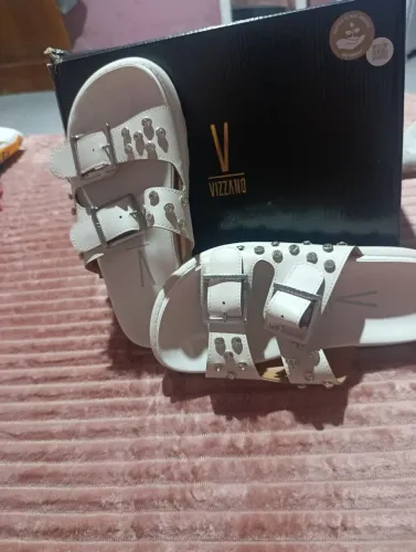 Vendo uma sandália da marca Vizzano nova nunca usada interesados chama no *
