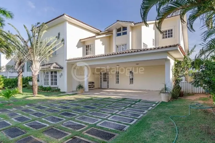 A casa com 700m² de área construída em um terreno de 900m² em um condomínio fechado de alt