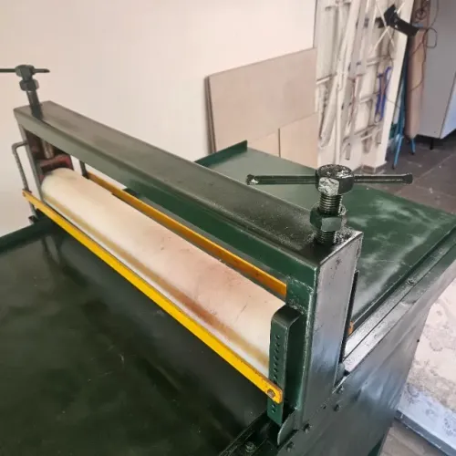 Máquina de corte e vinco + produtos prontos