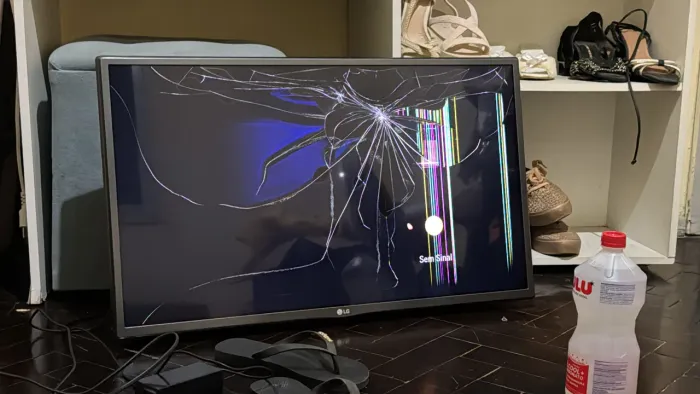 Vendo TV com a tela quebrada 