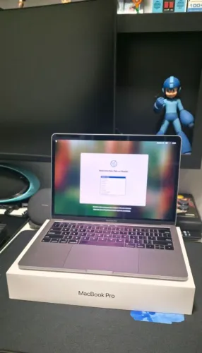 Macbook Pro com caixa e manuais 2019