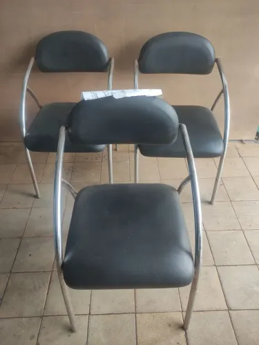 Cadeiras fixas com braços, pés cromados