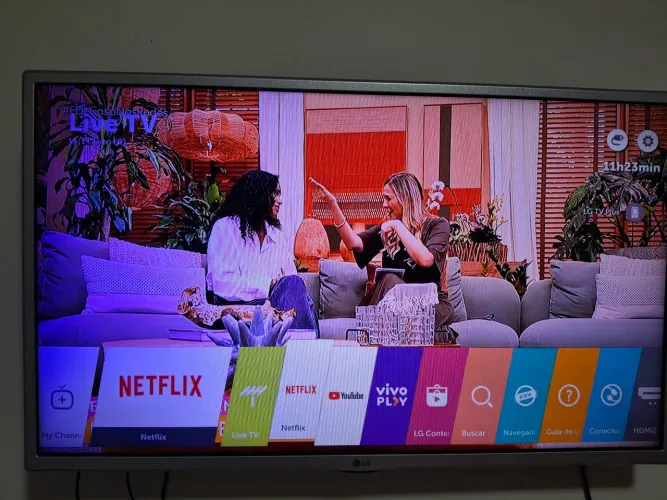 TV 32' polegadas, imagem e som nítidos, seminova. 