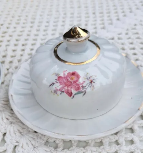 Manteigueira de porcelana