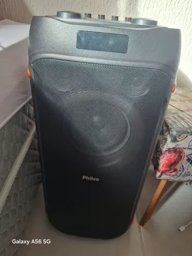 Caixa de som com microfones 