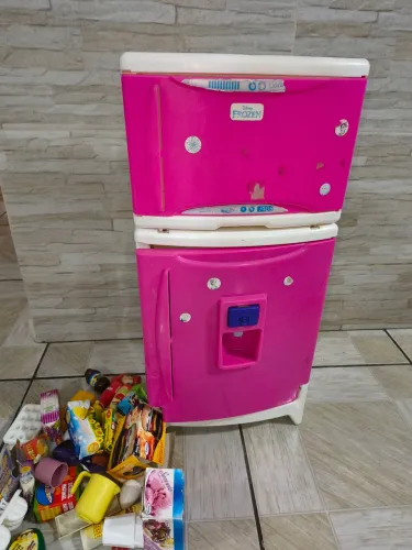 Geladeira brinquedo com vários itens de geladeira de brinquedo