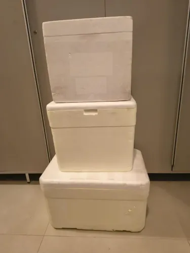 Três caixas de isopor tamanho diferentes
