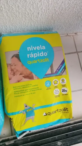 Nivela piso e cola vinílico quartzolit