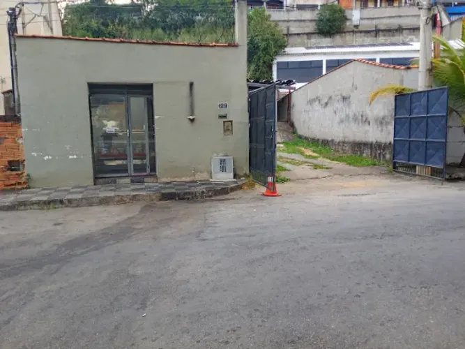 COMERCIAL / RESIDENCIAL (BAIRRO IPÊ):Área Total 686,70 m²
